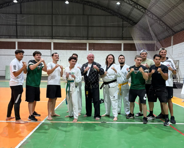 Gr�o Mestre ministra aula de Taekwondo aos alunos do curso de Educa��o F�sica